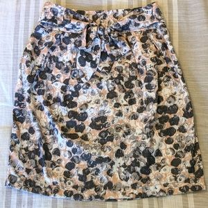 Mini skirt with floral pattern